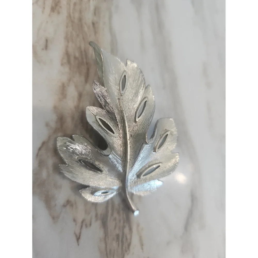 BSK Silver Tone Leaf Brooch Vintage Costume Jewelry Fall Autumn